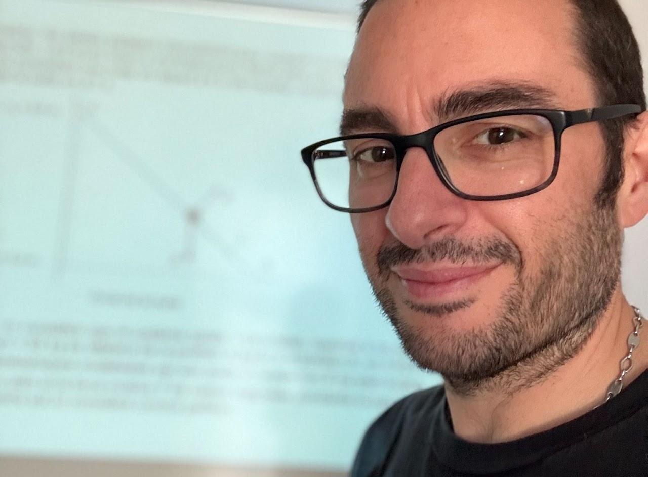 Portrait de Michaël Roffat, professeur indépendant de mathématiques et physique-chimie au Mans, fondateur d'OmegaMaths.